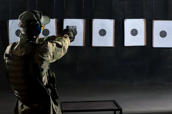 Man shooting with gun — Stock Photo, Image