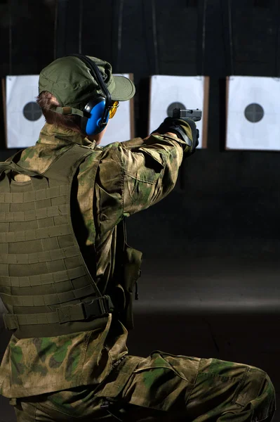 Hombre disparando con arma — Foto de Stock