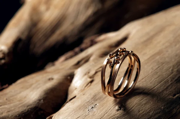 Anello su legno — Foto Stock