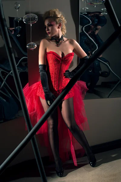 Γυναίκα, φορώντας σέξι κόκκινο φόρεμα — Φωτογραφία Αρχείου