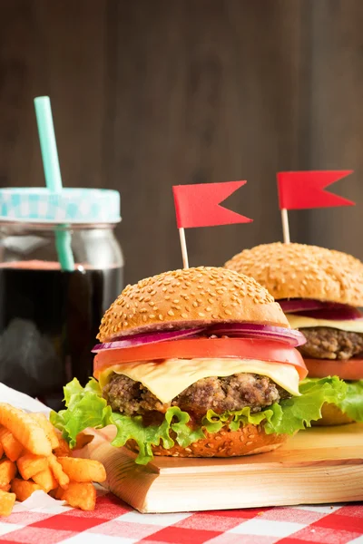 Sabrosas hamburguesas con banderas —  Fotos de Stock