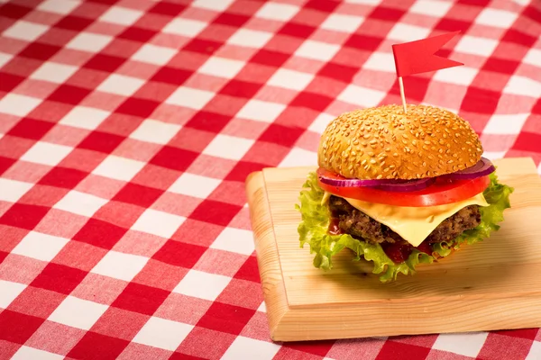 Hamburguesa sobre tabla de madera —  Fotos de Stock