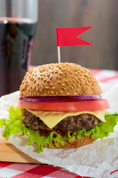 Sabrosa hamburguesa con bandera —  Fotos de Stock