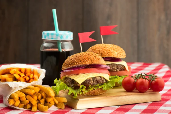 Sabrosas hamburguesas con banderas —  Fotos de Stock