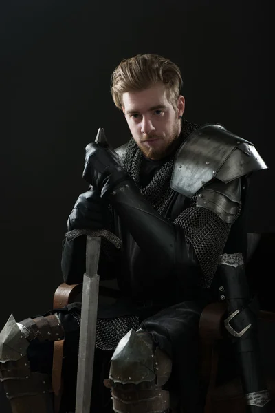 金属の鎧で古代の騎士 — ストック写真