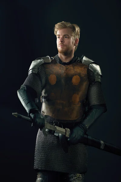 Antik şövalye kılıcı ile