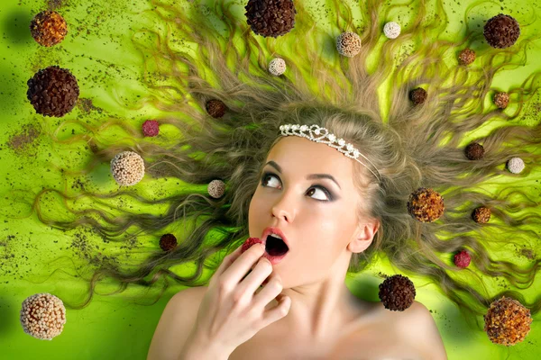 Woman eating candies — Stock Photo, Image