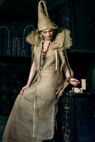 Antigua mujer medieval — Foto de Stock
