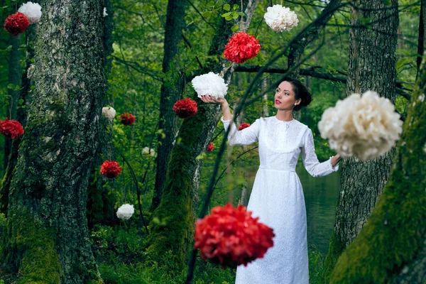 Ormanda yürüyüş beyaz elbiseli kadın — Stok fotoğraf