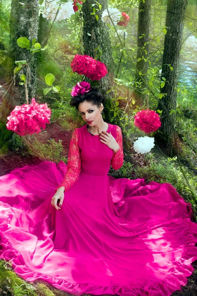 Femme en robe rose longue sur la nature — Photo