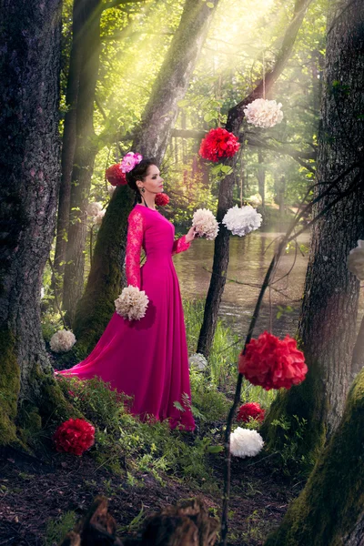 Femme en robe rose longue sur la nature — Photo