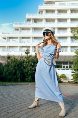 Kaptan şapkalı güzel kadın