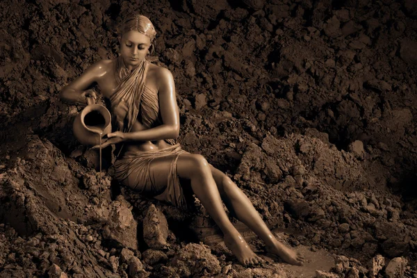 Bela jovem mulher manchada com barro — Fotografia de Stock