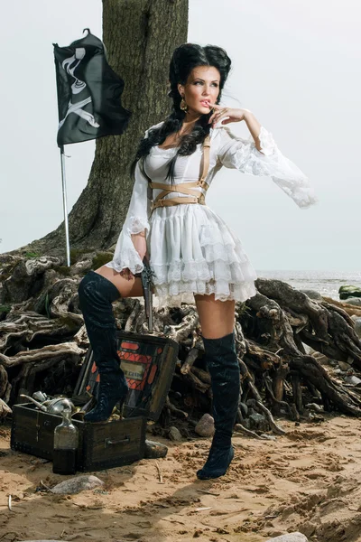 Pirate femme debout près de coffre au trésor — Photo