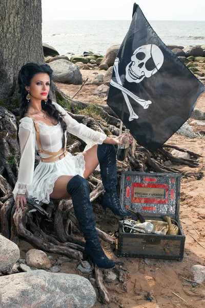 Pirate femme assis près de coffre au trésor — Photo