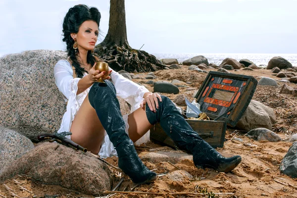 Pirata mulher sentada perto do tesouro peito — Fotografia de Stock