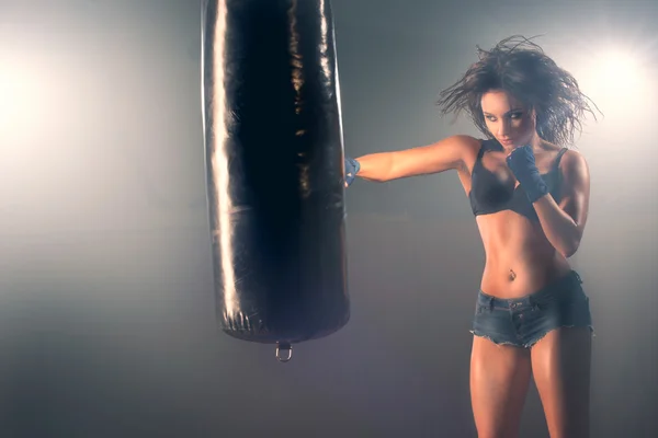 Žena sparing boxovací pytel — Stock fotografie