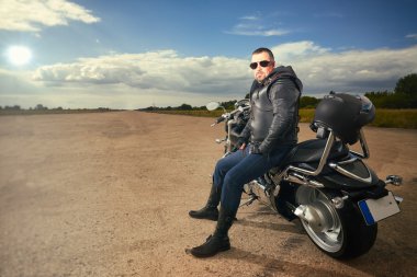 Bir motosiklet üzerinde oturan motorcu