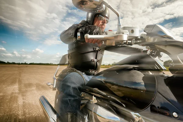 Biker ridning på en motorcykel - Stock-foto