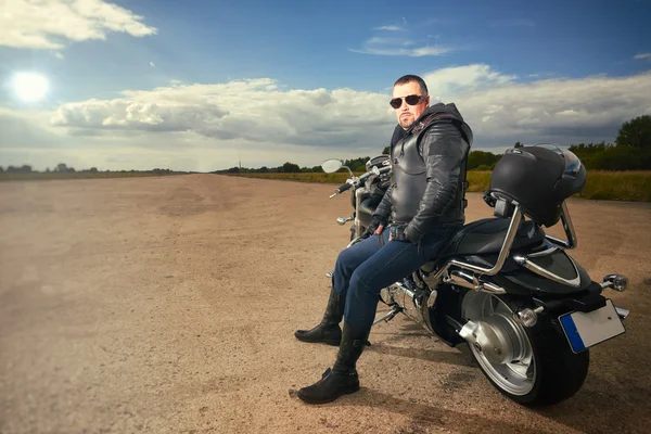 Байкер сидит на мотоцикле — стоковое фото
