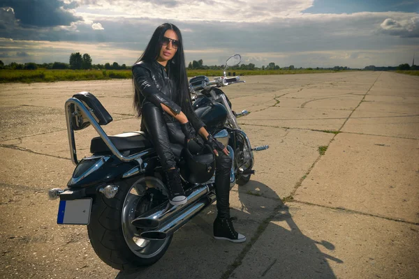 Menina sentada em uma motocicleta — Fotografia de Stock