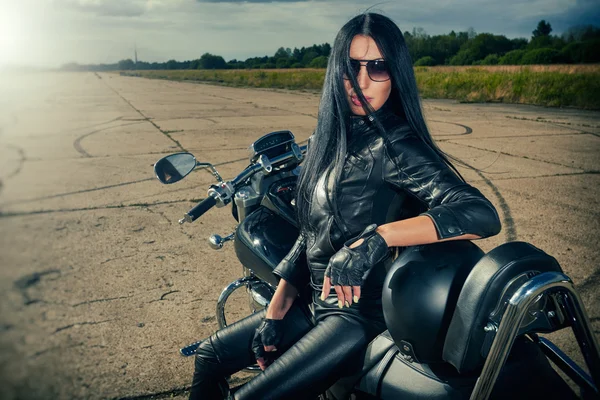 Дівчина сидить на мотоциклі — стокове фото
