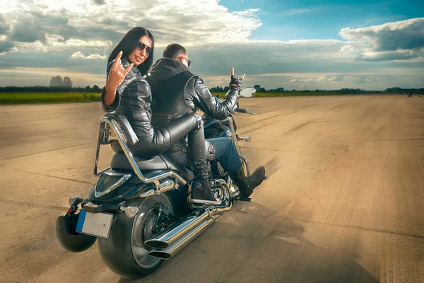 Mann und Frau auf Motorrad unterwegs — Stockfoto