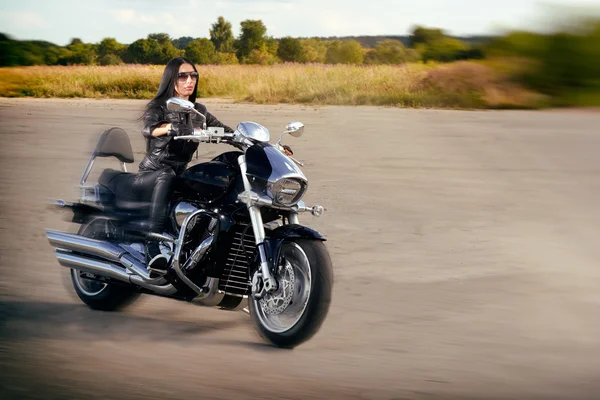 Девушка на мотоцикле — стоковое фото