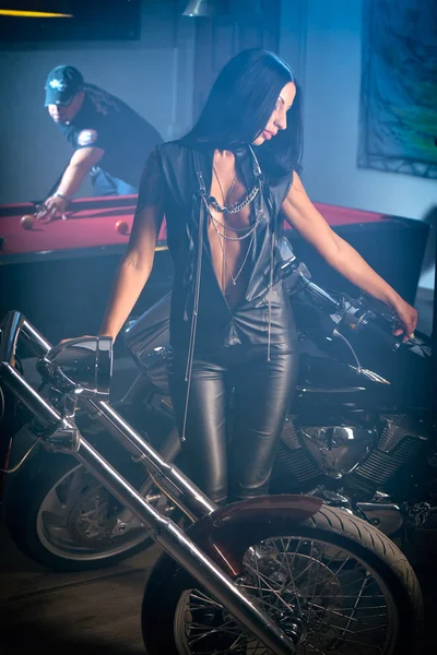 Femme près de motos, homme jouant au billard — Photo