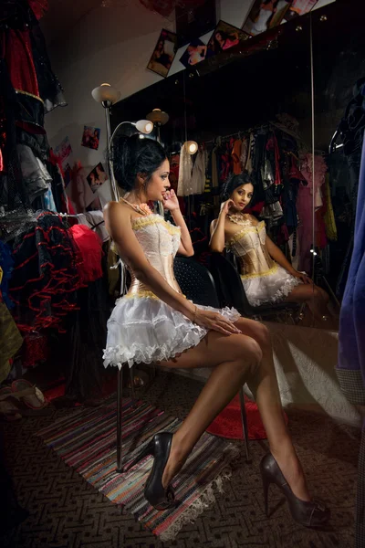 Sexy cabaret-danseres in de kleedkamer — Stockfoto