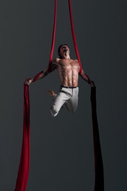 Adam hava ipek dans performans