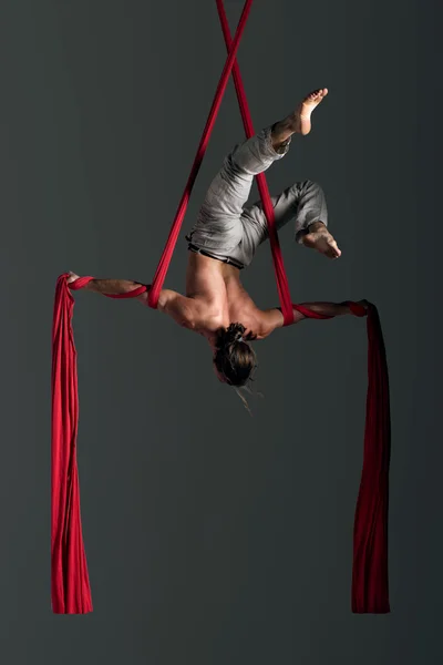 Человек, исполняющий воздушный шелковый танец — стоковое фото