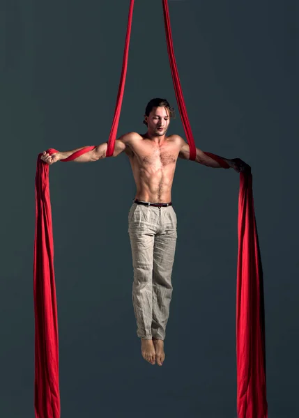 Чоловік виконує повітряний шовковий танець — стокове фото
