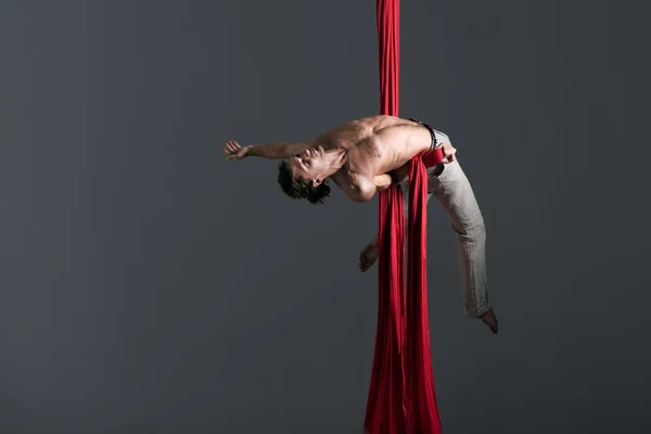 Hombre realizando danza aérea de seda —  Fotos de Stock