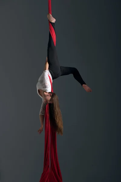 Chica realizando cintas aéreas danza — Foto de Stock