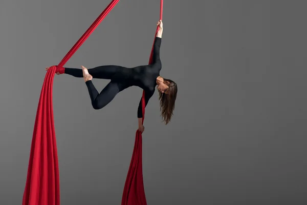 Menina realizando fitas aéreas dança — Fotografia de Stock