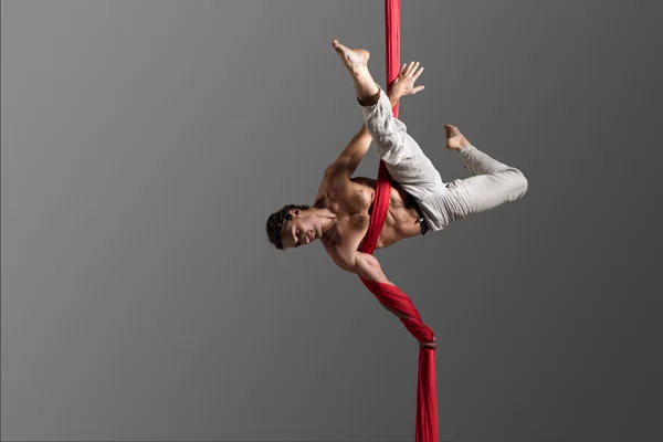 Uomo che esegue danza della seta aerea — Foto Stock