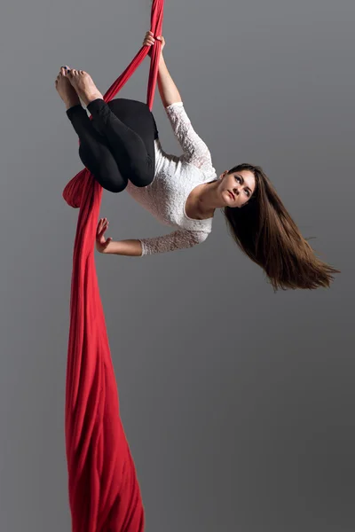 Chica realizando cintas aéreas danza —  Fotos de Stock