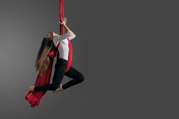 Chica realizando cintas aéreas danza —  Fotos de Stock