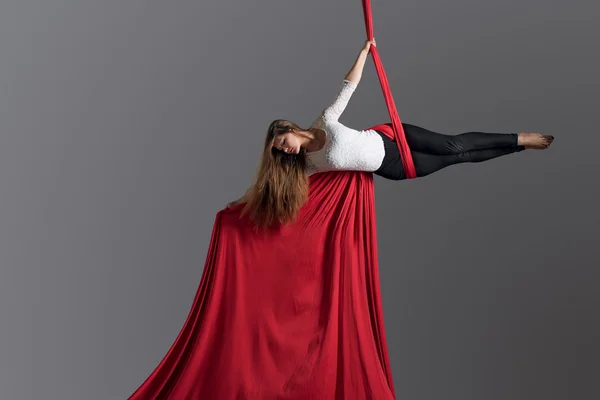 Chica realizando danza de cinta aérea —  Fotos de Stock