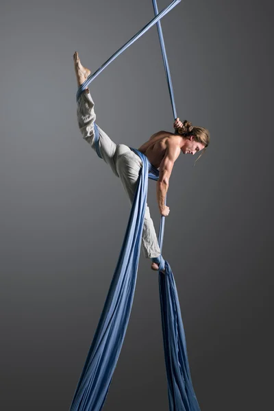 Hombre realizando danza aérea de seda — Foto de Stock