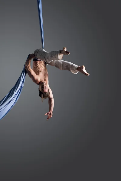 Hombre realizando danza aérea de seda — Foto de Stock