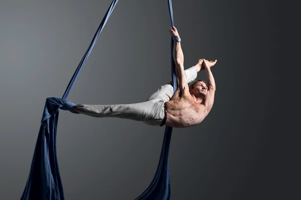 Uomo che esegue danza della seta aerea — Foto Stock