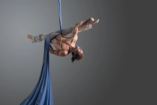 Hombre realizando danza aérea de seda —  Fotos de Stock