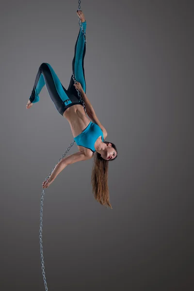 Chica realizando danza aérea con cadena —  Fotos de Stock