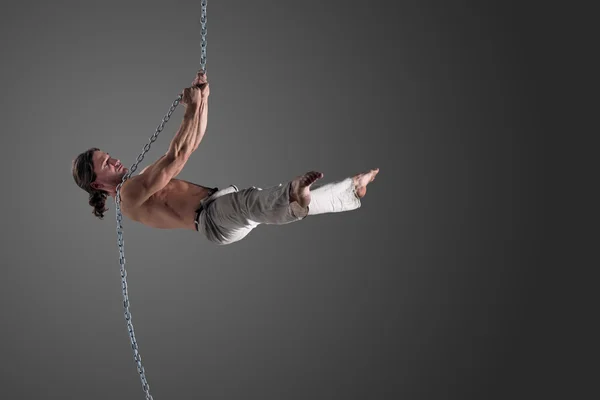 Hombre realizando danza aérea con cadena — Foto de Stock