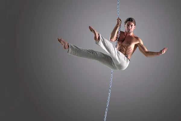 Muž provádějící vzdušný tanec s řetězem — Stock fotografie