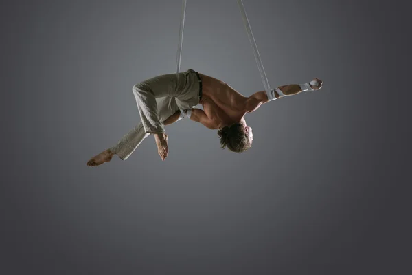 Hombre realizando danza aérea de seda — Foto de Stock
