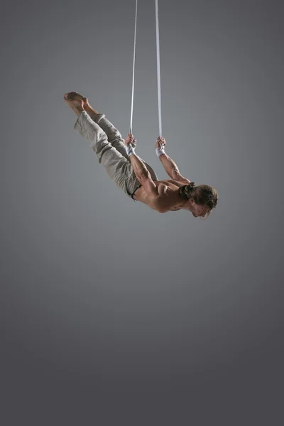 Человек, исполняющий воздушный шелковый танец — стоковое фото