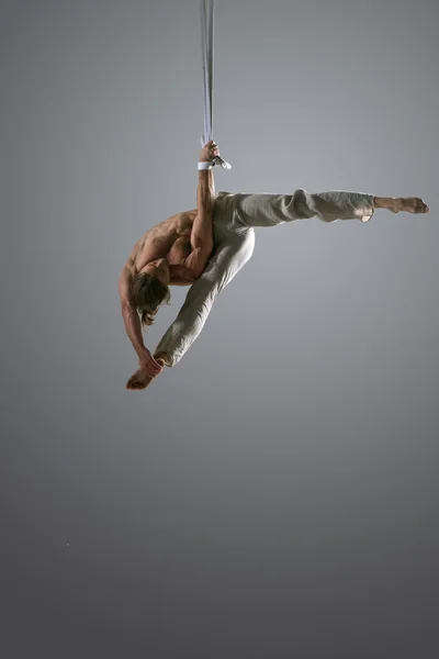 Чоловік виконує повітряний шовковий танець — стокове фото